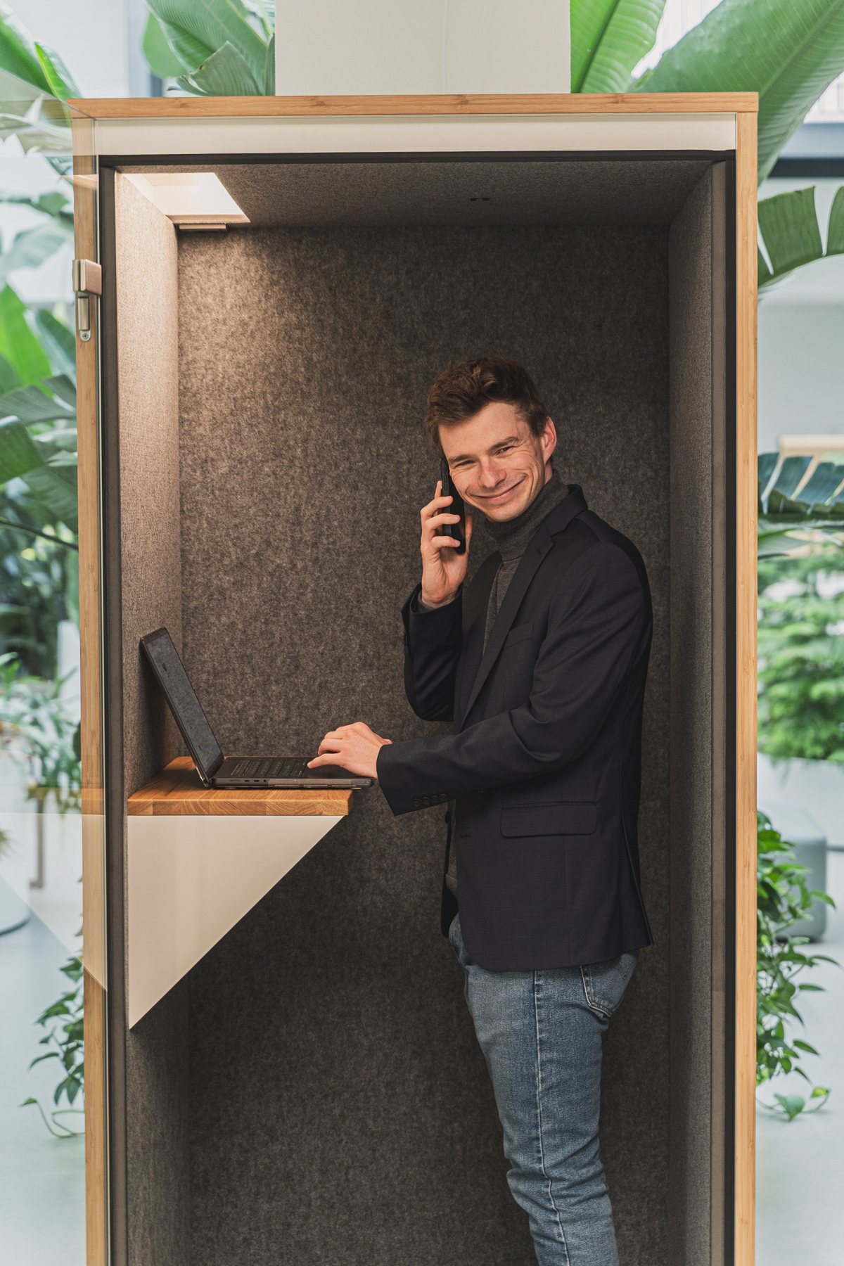 Jonas Deichelmann in einer Telefonzelle
